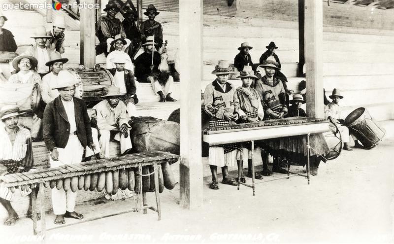 Fotos de Antigua Guatemala, Sacatepequez: Tocando la marimba