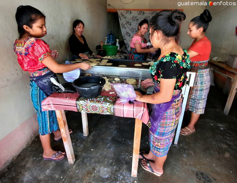 Fotos de Melchor De Mencos, Petén: Mujeres haciendo tortillas